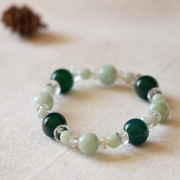 商品撮影によるアクセサリーの静物ビジュアル。 自然光のライティングとシンプルな構成で、透明感と上質さを引き立てた映像表現