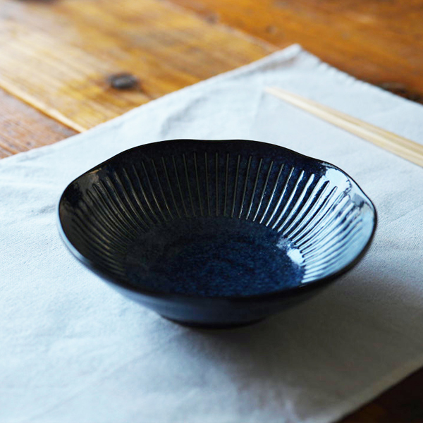 商品撮影による藍色の陶器の静物ビジュアル。木製テーブルと布、箸を組み合わせた和モダンでミニマルな演出