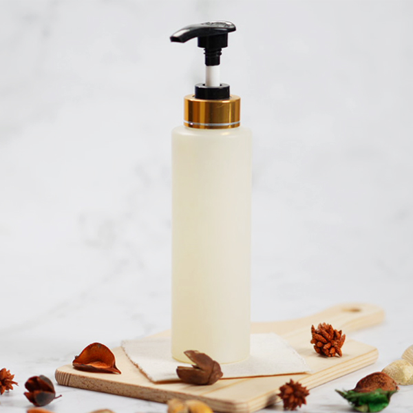 商品撮影による白いボトルの静物ビジュアル。木製プレートと自然素材を使ったミニマルな演出